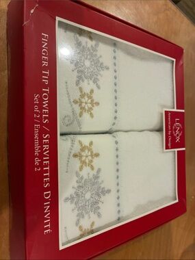 Lenox White Fingertip Towels with Gold and Silver Snowflake Embroidery